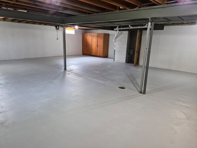 Building Photo - 403 Oak St