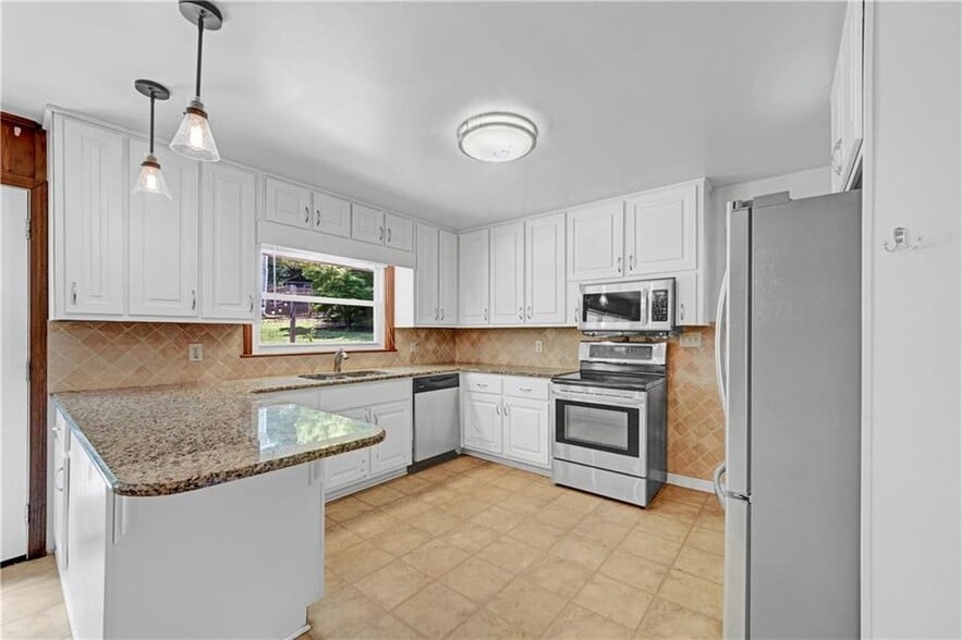 Building Photo - 2127 Desmond Dr