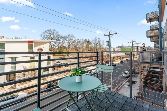 Building Photo - Modern downtown condo studio with private balcony & parking space.