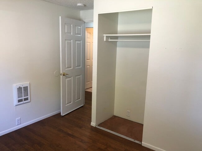 Building Photo - 3 bedroom 1 bath house in Eugene! MOVE IN ...