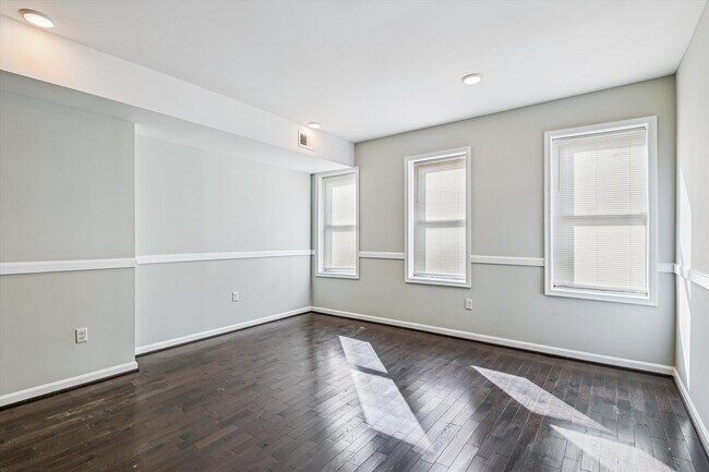 Building Photo - 1324 W Lombard St