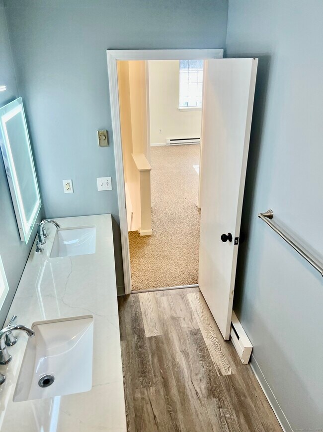 Building Photo - 515 Scott Rd