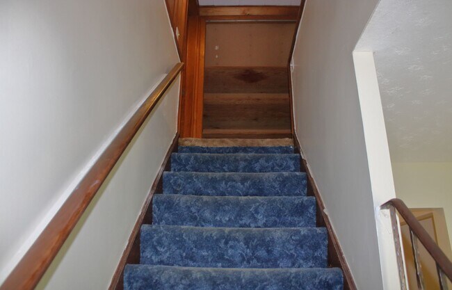 Building Photo - 4 bedroom/1 Bath Single Home!