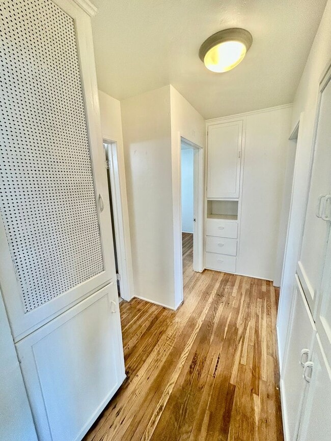 Building Photo - Bright & Airy 2 Bed / 1 Bath Apartment in Point Loma!