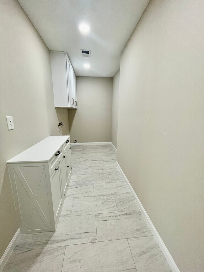 Building Photo - 1811 Hanbury Ct