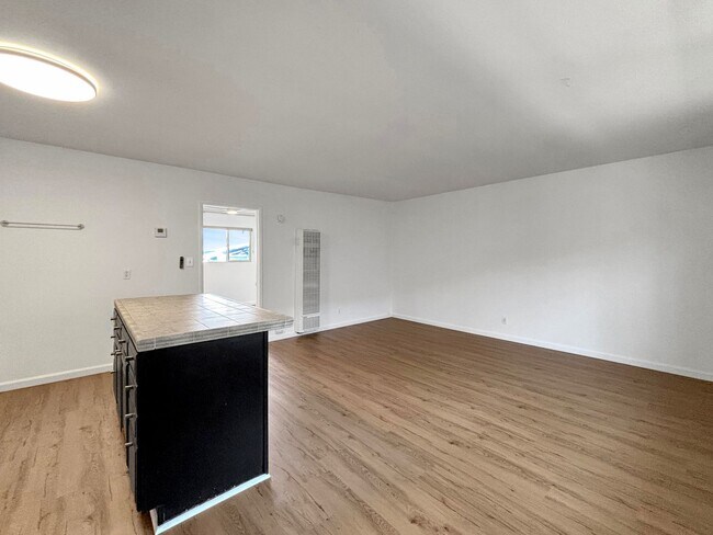 Building Photo - Upgraded 1BD/1BA Condo in Mission Hills W/...