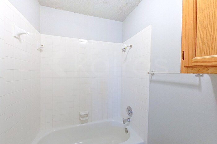 Building Photo - 4914 Glenoak Dr