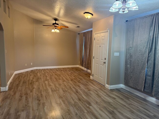 Building Photo - Great Area, 3 Bedroom, 2 Bath with major kitchen appliances.