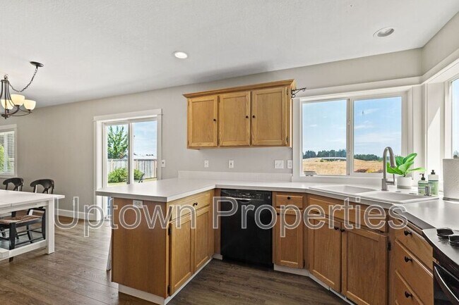 Building Photo - 753 SE Boysen Ln