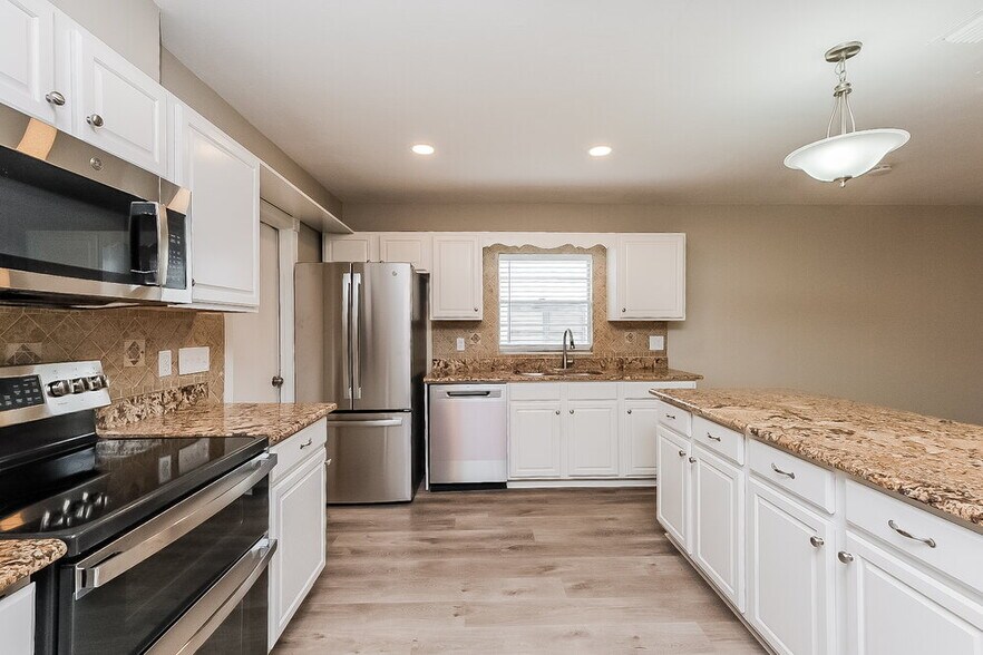Building Photo - 3910 Briarlake Dr