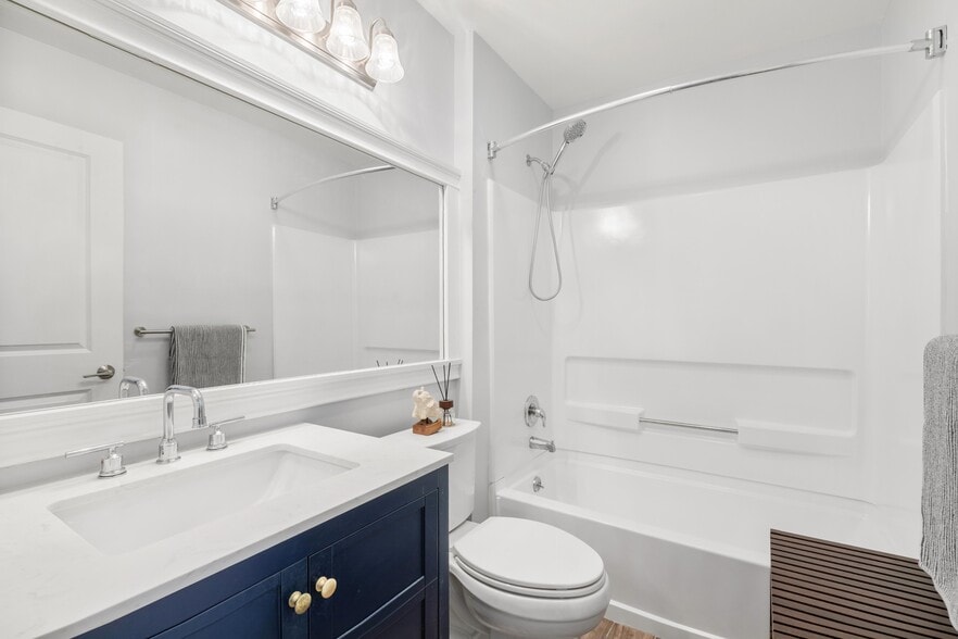 Full Guest Bathroom - 31 Howard Ct