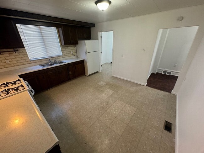 Building Photo - Spacious 4-Bed 2-Bath House!!