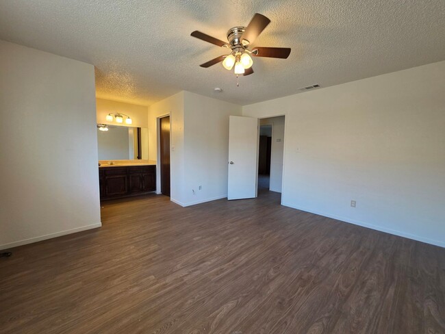 Building Photo - 1725-1725 E Vassar Dr