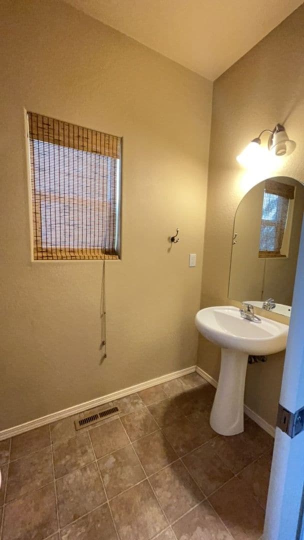 Building Photo - 2 Bedroom 2.5 Bath House