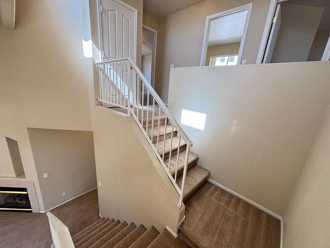 Building Photo - Gorgeous 3Bed/2.5Bath, 2-Story home locate...