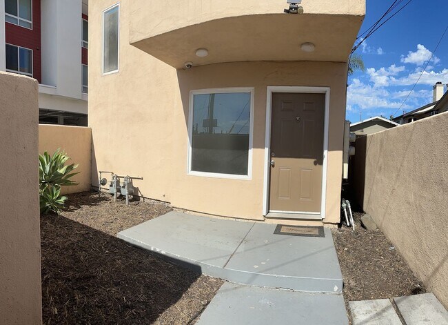 Building Photo - 2 Bed, 1.5 Bath Stunning, Gated Tri-Level ...