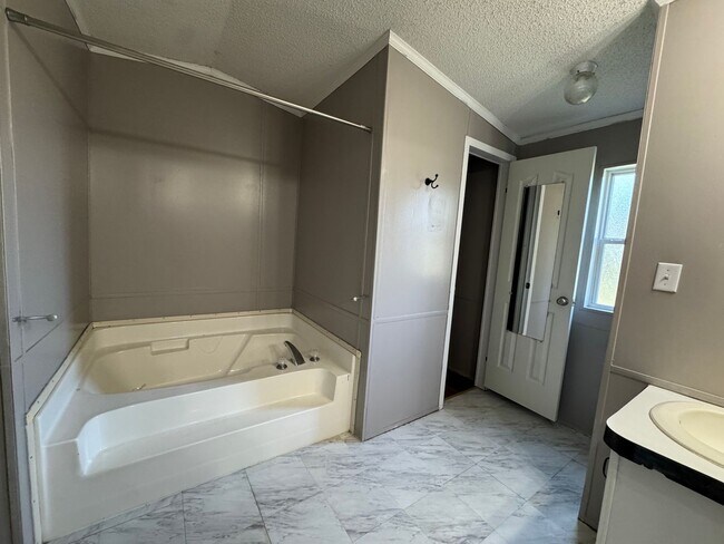 Building Photo - Awesome Rental in Walker, LA