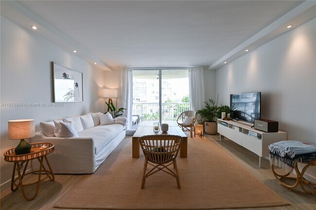 Building Photo - 1420 Brickell Bay Dr