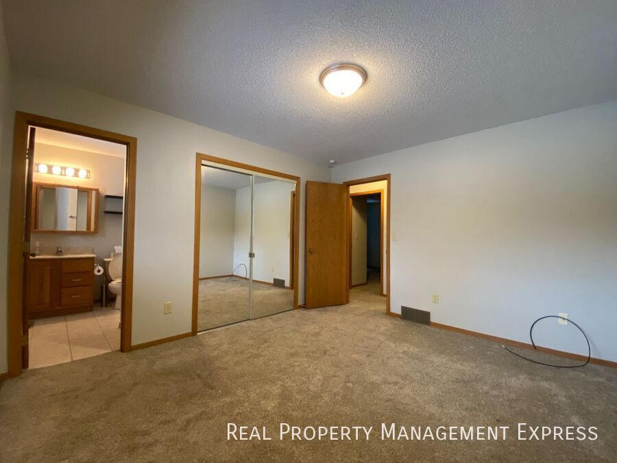 Building Photo - Spacious 4 bedroom 3 bathroom