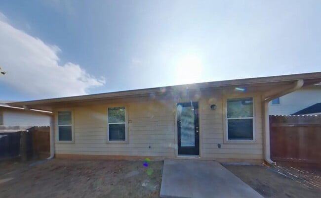 Building Photo - Spacious, Stylish, and Simply Perfect — 3-Bedroom Home