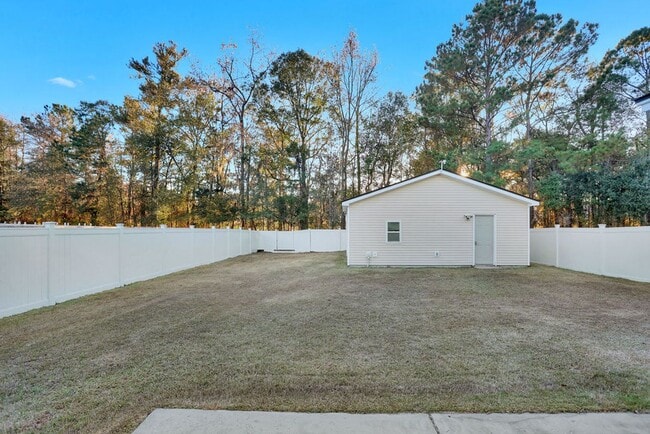 Building Photo - 3 bedroom 2 1/2 bath with loft