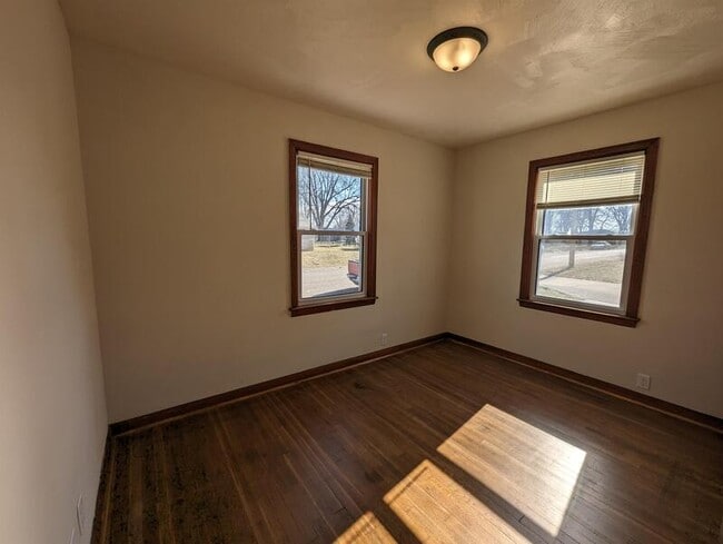 Building Photo - 130 13th Ave E