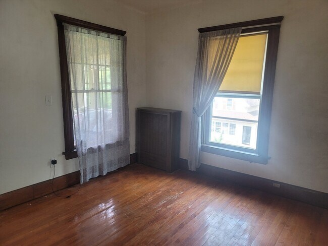 Building Photo - 32 Paine St