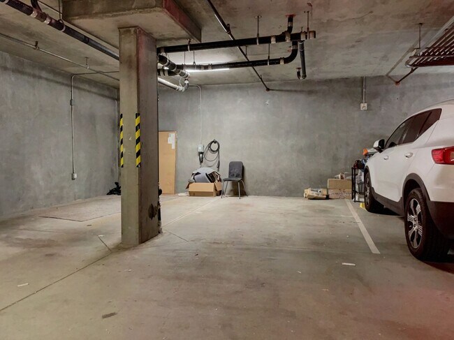 Building Photo - Modern 2 Bed, 1.5 Bath + Parking - Alamo S...