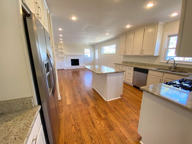 Building Photo - 3 bed, 2 bath in High Point Terrace with g...