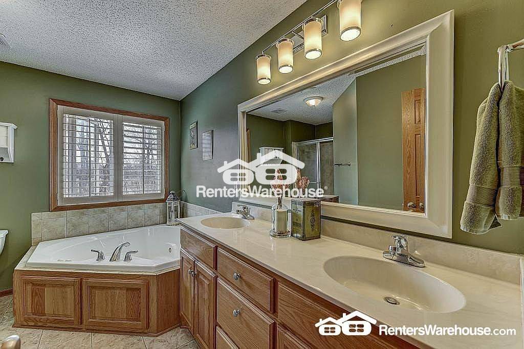 Building Photo - 8868 Whispering Oaks Trail