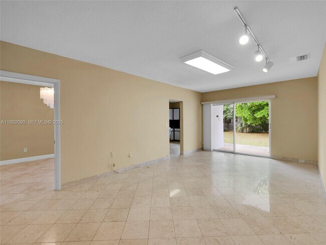 Building Photo - 1109 Biarritz Dr