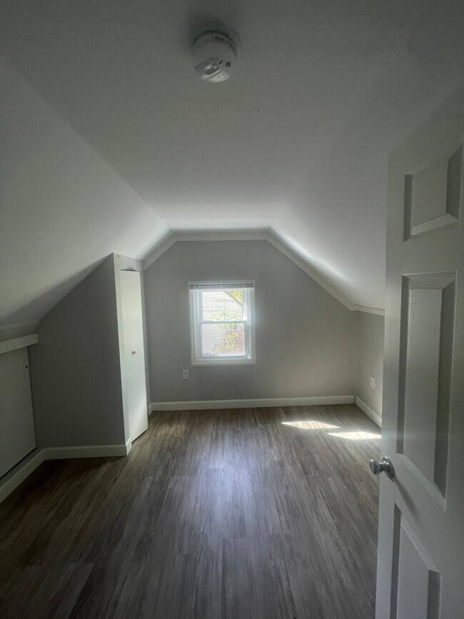 Building Photo - AVAILABLE NOW!! 4 Bed 1.5 Bath Home IN South Park