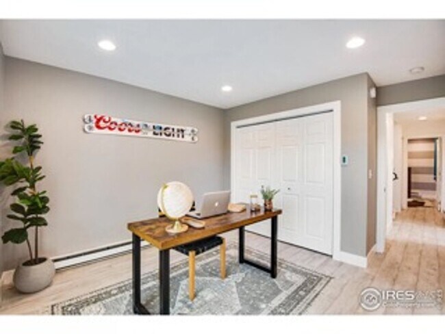Building Photo - Recently Renovated and Updated 5 BR Townho...