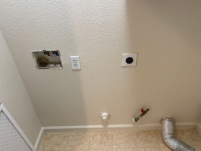 Building Photo - *** MOVE IN SPECIAL - $500.00 OFF FIRST MONTHS RENT***