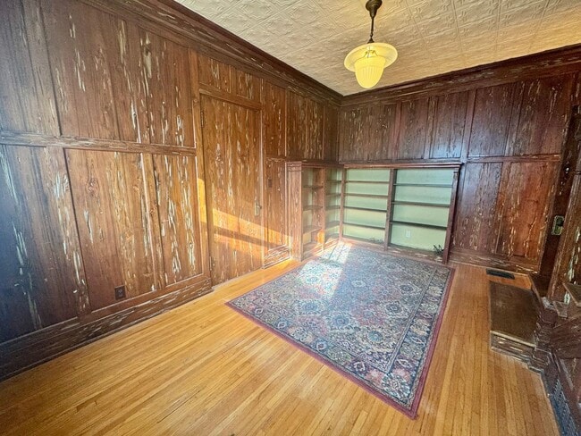 Building Photo - **AVAILABLE NOW** Centrally located 3-bedroom 2-bath
