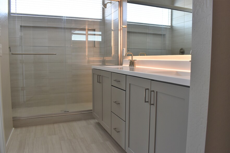 Primary Bath & Luxury Shower - 901 S Smith Rd