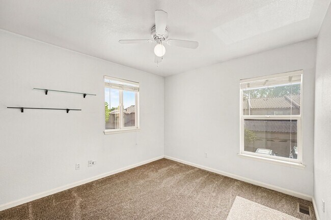 Building Photo - Spacious 3 Bed 2.5 Bath in the heart of Aurora!