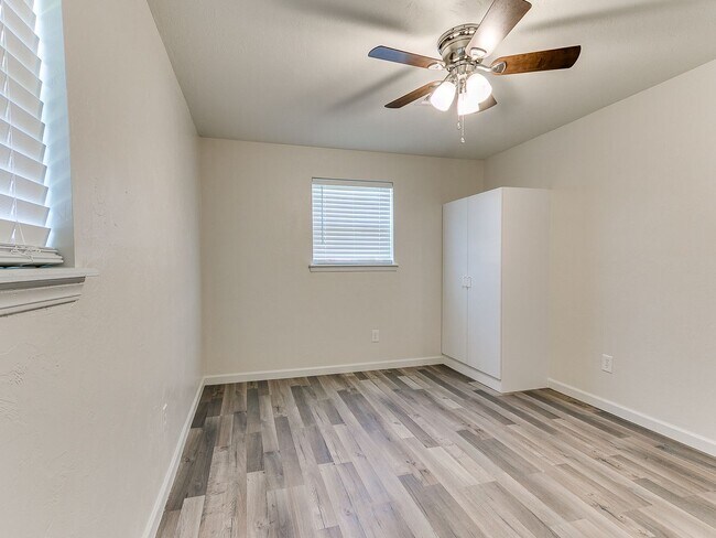 Building Photo - 4 Bedroom/2 Bath home with fenced yard.