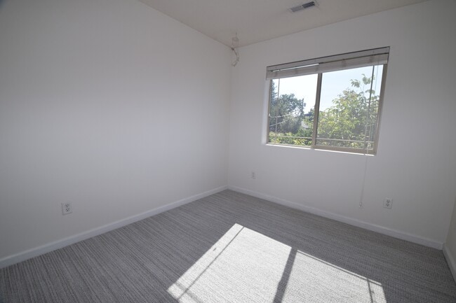 Building Photo - 207 SE Harlow Ave