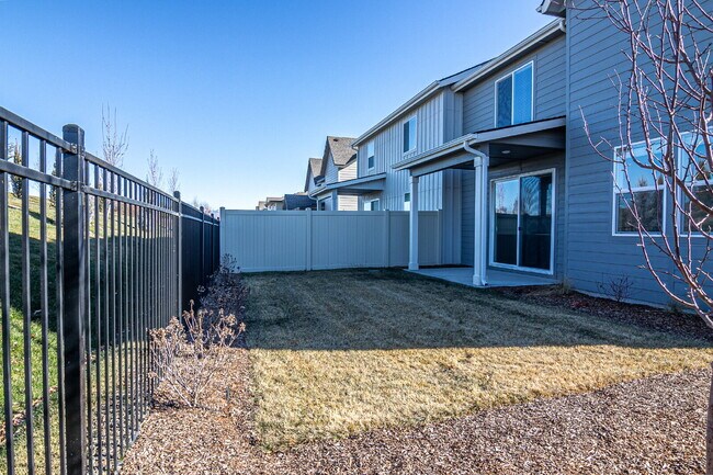 Building Photo - "READY NOW! 3-Bed PLUS Office-Townhouse Retreat in Eagle, ID – Spacious Living with 2.5 Baths!"