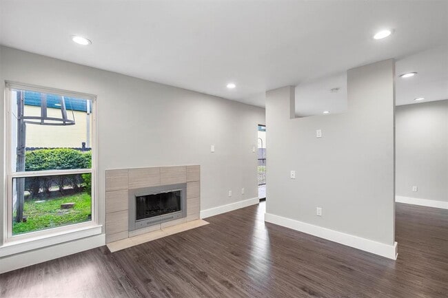 Building Photo - 935 La Posada Dr