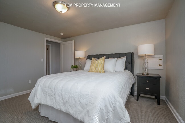 Building Photo - 8437 S M St