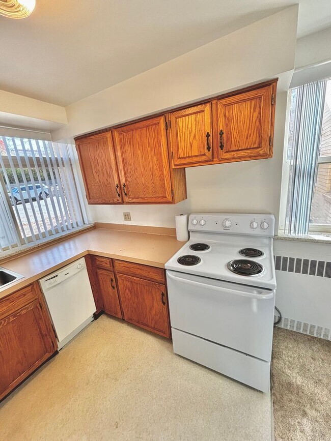 Building Photo - 1221 Illinois St