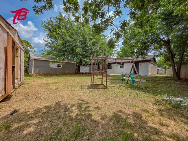 Building Photo - Charming 4-Bedroom Home with Spacious Yard