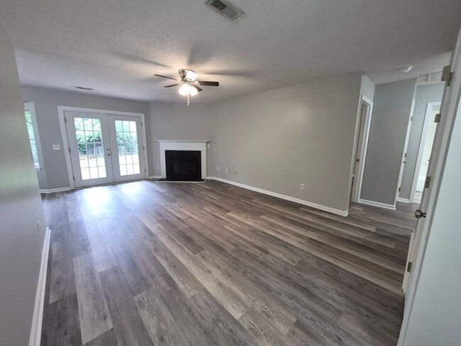 Building Photo - NEW LISTING!