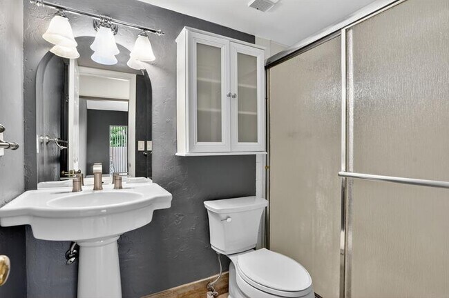 Building Photo - 2242 NW 39th Ave