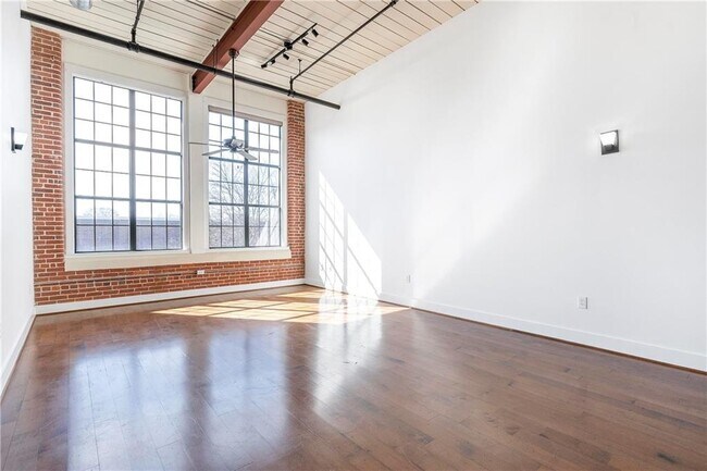 Building Photo - 1261 Caroline St NE