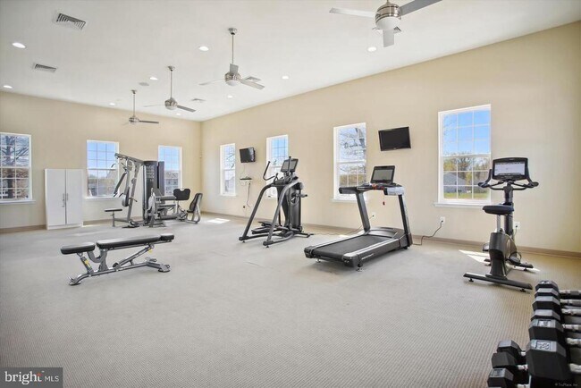 Building Photo - 1650 Mohegan Dr
