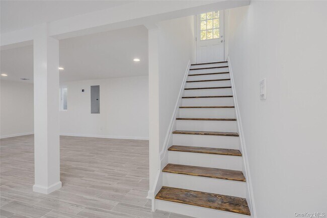 Building Photo - 24 Woodbine Dr S