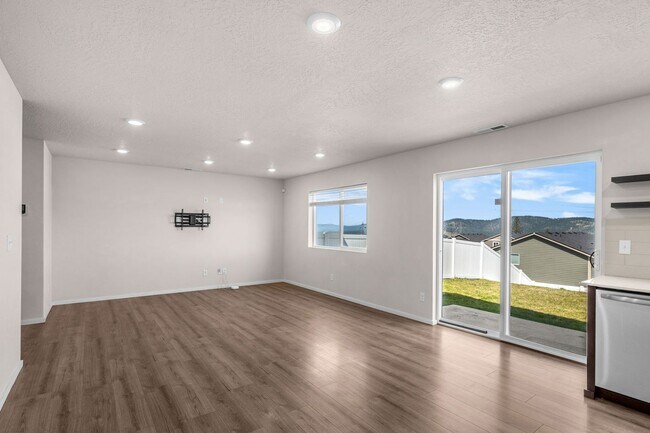 Building Photo - 2022-Like New-Construction 4BR/2.5BA, 1,700 sqft. NW Spokane